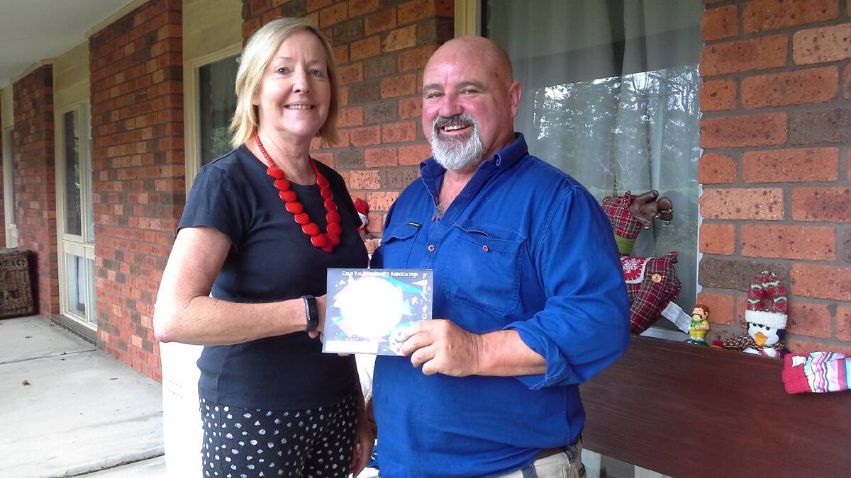 Colo Vale Community Association president, Elyse White presents David Murray with his prize.