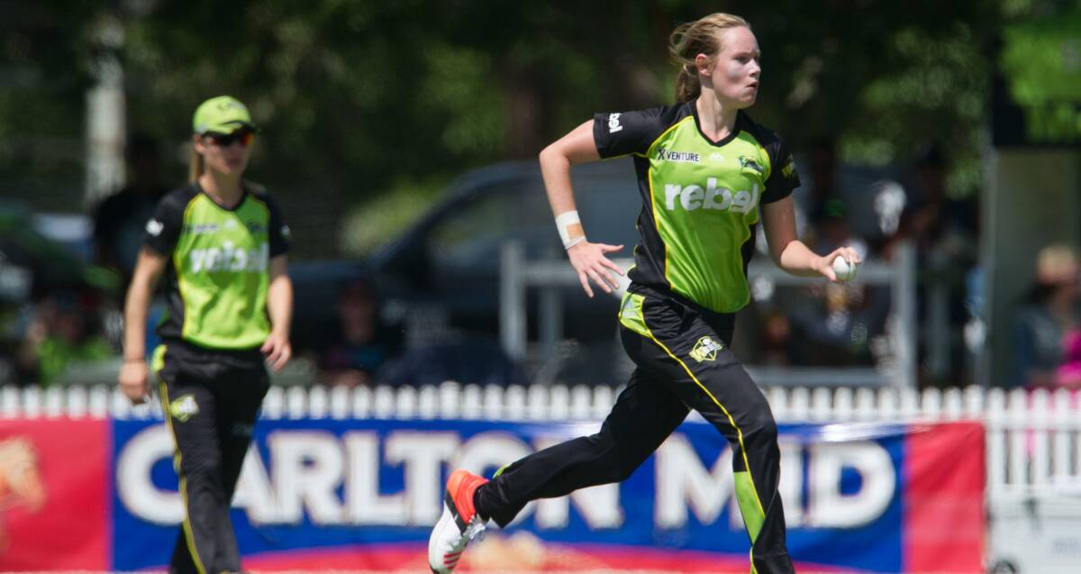 FAST BOWLER: Lauren Cheatle charges in to bowl for the Sydney Thunder. Photo supplied by Cricket NSW.