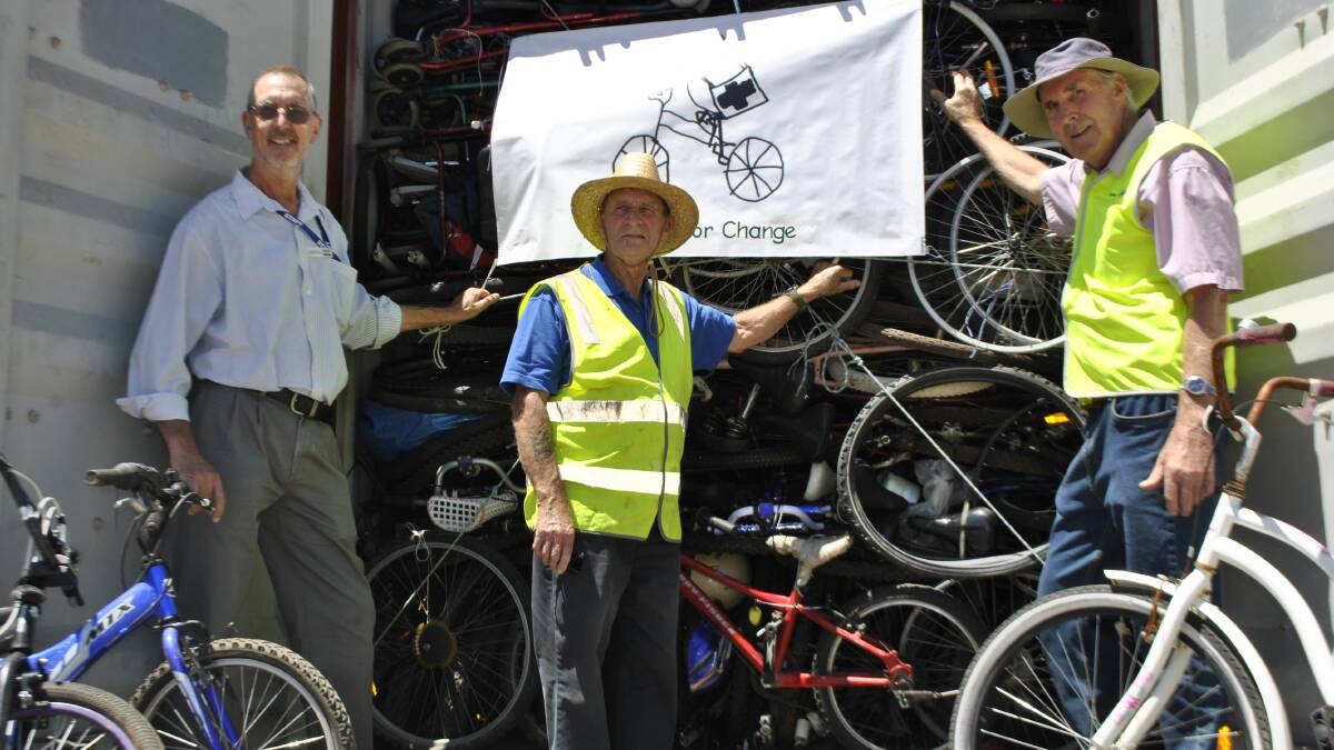 Clr Markwart joins volunteers Bob Clark and Hans Radowitz at the Bikes for Change send-off. 