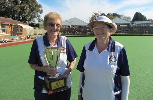 SINGLES FINAL: 2017 winner Reta South with runner-up Enid Brown. Photo: Supplied. 