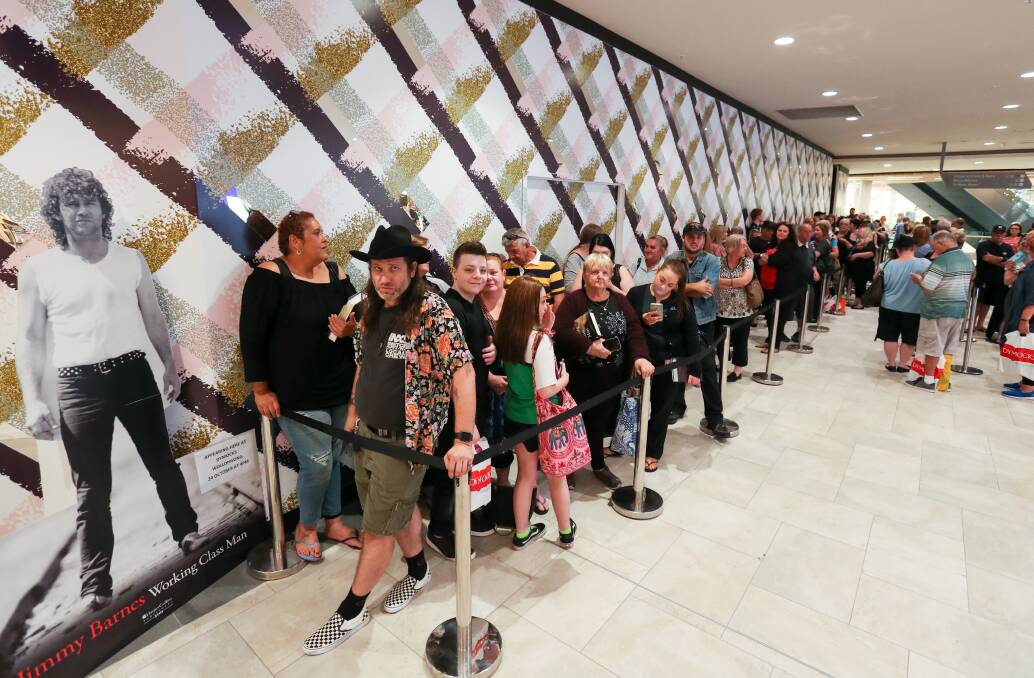 The lineup to meet Jimmy Barnes at a book signing in Wollongong on Tuesday. Picture: Adam McLean