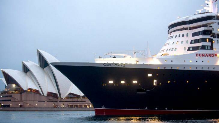 The Queen Mary 2 arrives at Circular Quay.