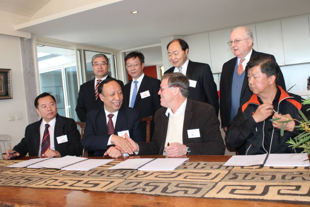 Left: President of Chongqing Tianfu Coal Industry Group, Mr Yang Zu Hong shakes hands with CEO of Harp Syngas Aldous Hicks at the signing of the joint venture documents.  
Photo by Jen Walker