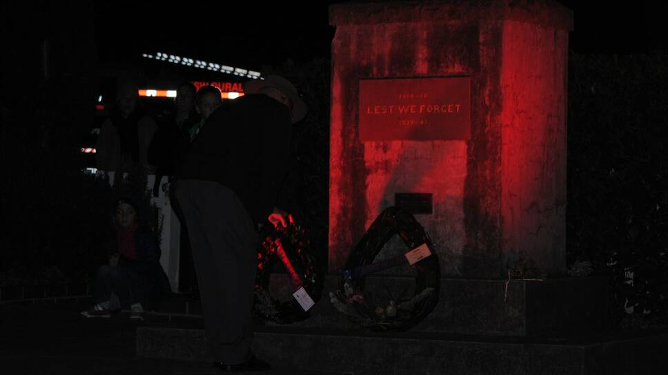 A Berrima District Histroical Society member lays the wreath at Berrima Dawn Service. 