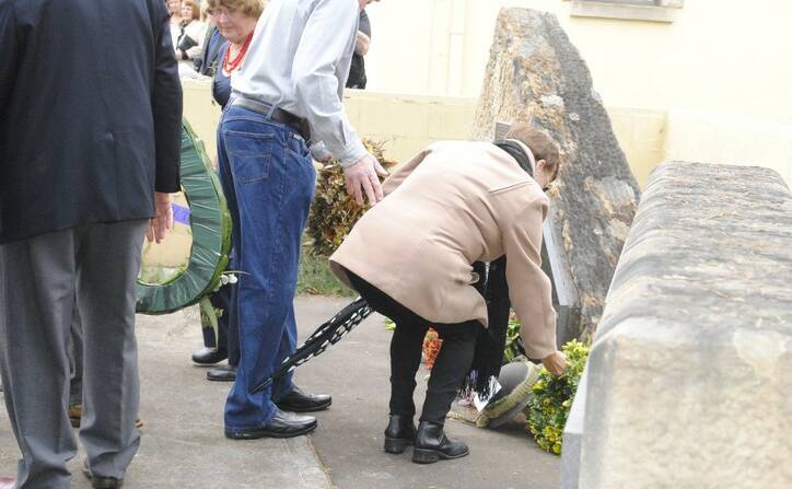The laying of the wreathes at the Robertson Anzac Service.