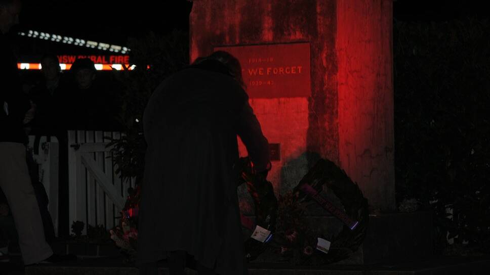 A Berrima Townlife group member lays the wreath on the Cenotaph. 