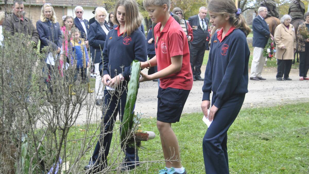 Exeter Public School students lay a wreath at Exeter Park. Photo by Dominica Sanda