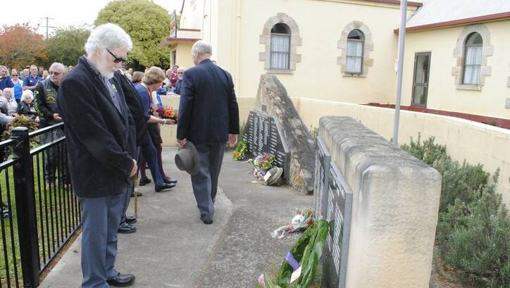 Deputy Mayor Larry Whipper lays a wreath at the Robertson Anzac Service.