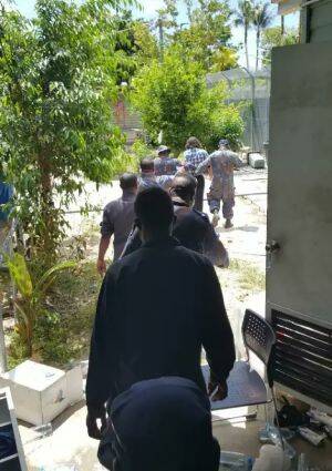 A photo appearing to show the arrest of refugee Behrouz Boochani at the camp on Thursday. Photo: Supplied