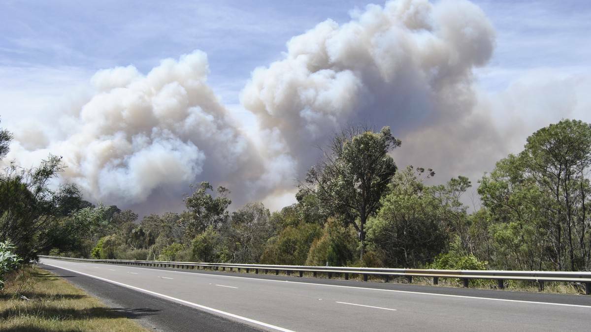 The Hume Highway was closed in both directions as the fire started. | Photo EMMA BISCOE