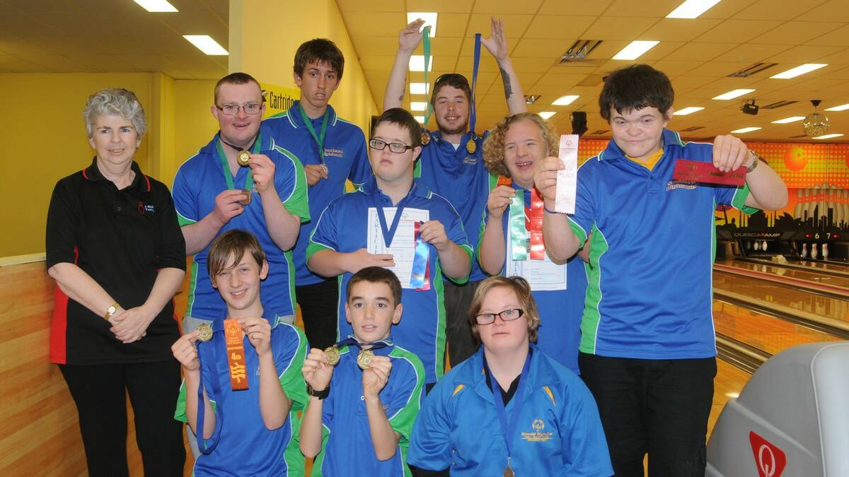 Cherie Ibister, Patrick Williamson, Will Clarke, Brendan Kane, Scott Bodycott, David Gray, Liam Dredge, Aidan Ellis, Callum Lowe and Kelsie Waters show off their medals from recent competitions. Photo by Lauren Wright