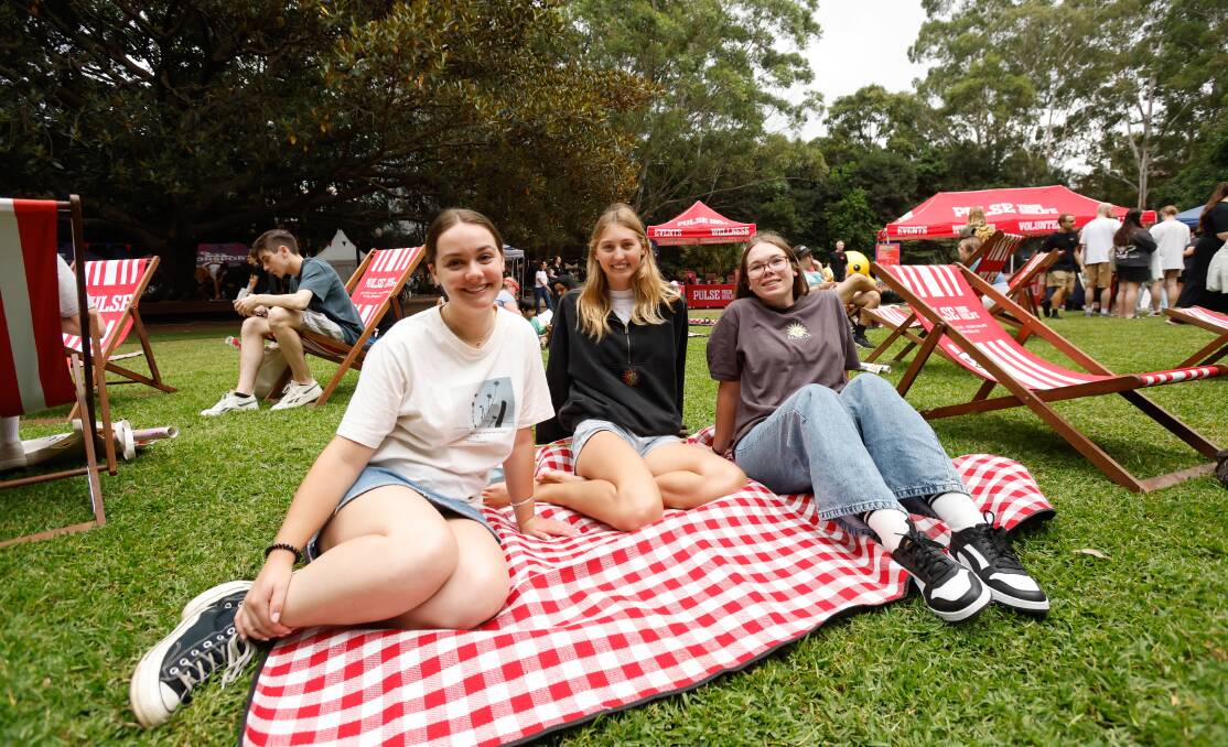 Loretta Francis, Sara Moore and Ava Kelly at the first day of the 2024 UOW O-Week. Picture by Anna Warr