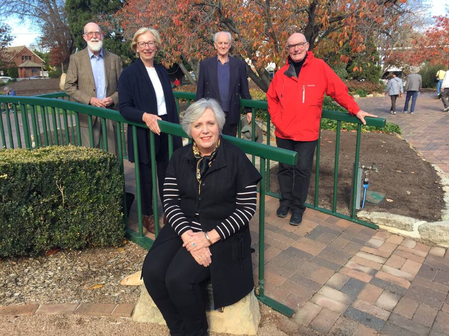 Can Assist committee members (standing) Grahame Hackett, Jenny Harper, Mike Walker and Desmond Freeman with Shelley Boyce from the Southern Highlands Foundation.