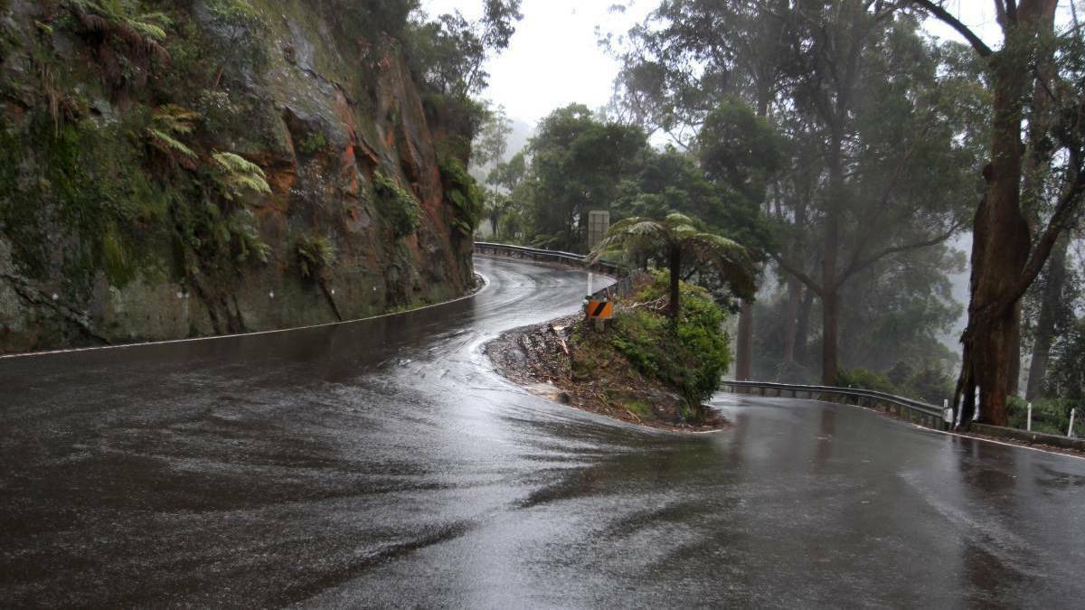 Macquarie Pass closed, road flooded