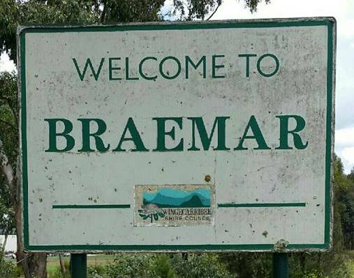 Out with the old and new with the old: The old Braemar sign was replaced with a new one. Photo: supplied. 