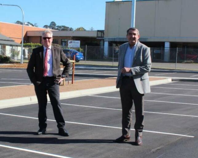 Barry Paull and Mayor Duncan Gair at the Wattle Street Carpark in 2020. Photo: file
