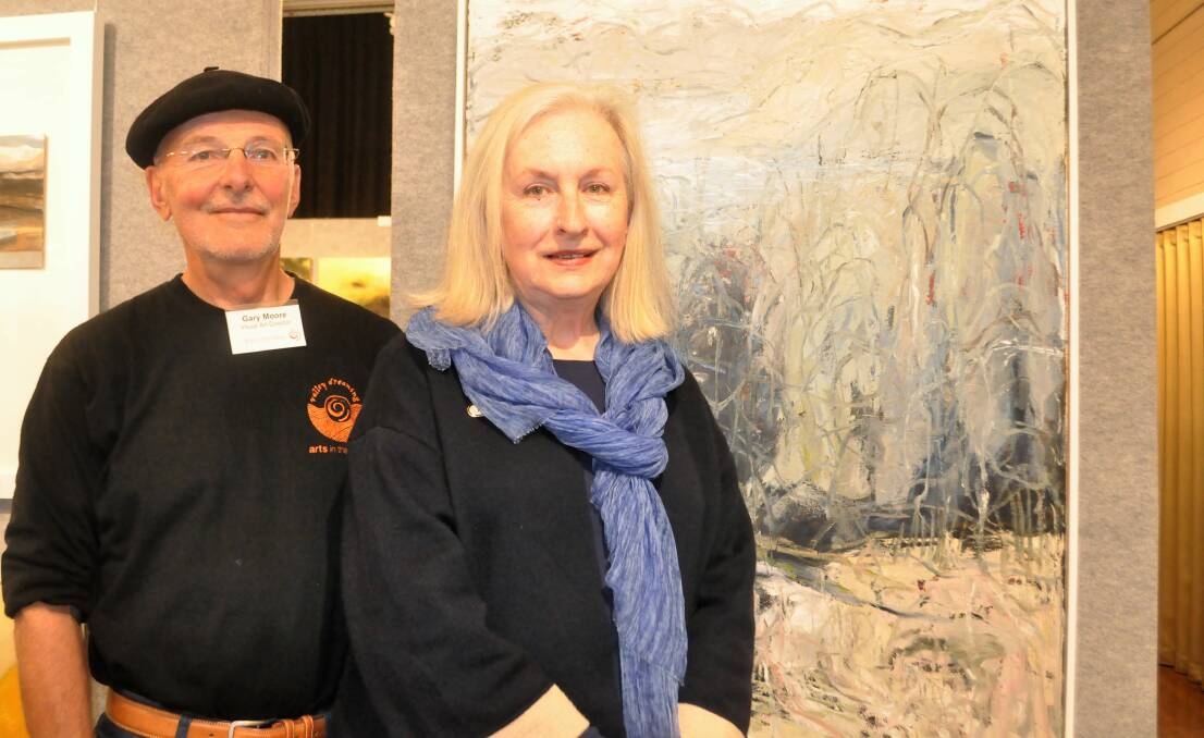 Arts in the Valley visual art director Professor Gary Moore and 2018 judge Therese Kenyon with the most recent event's winning artwork 'Rain Setting In' by Mittagong's Robyn Kinsela. Photo: supplied 