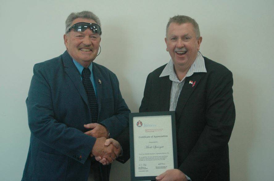 NSWJP SH President Mac Elliott presenting Mark Springett with his
Certificate of Appreciation. Photo supplied