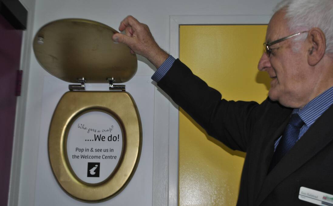 Wingecarribee Shire mayor Ken Halstead unveiling the new plaque.