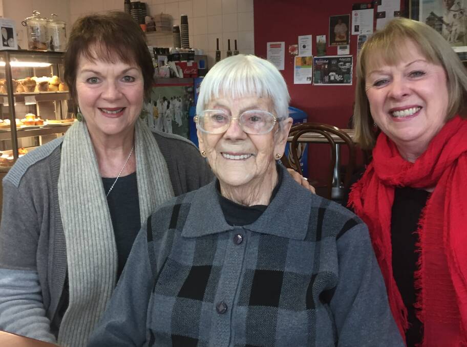 Lynn (left), Freda and Mary (right). 