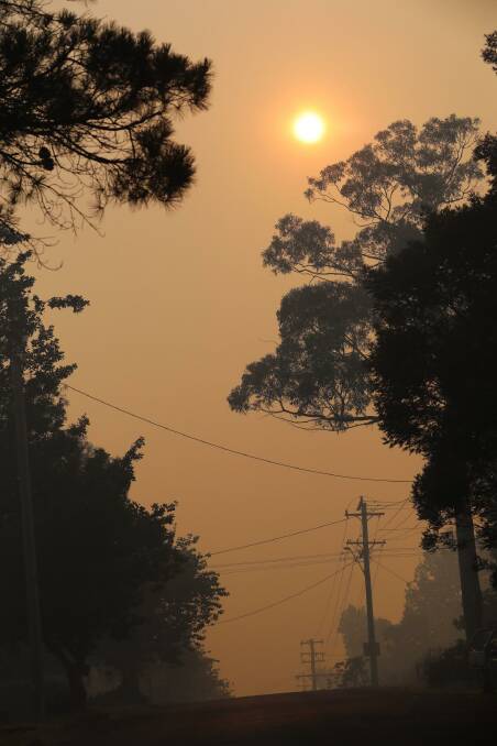 A smokey morning near Lake Alexander in Mittagong on Saturday, December 21. Photo: Bodhi Todd