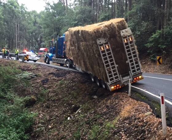Truck crash closes Macquarie Pass