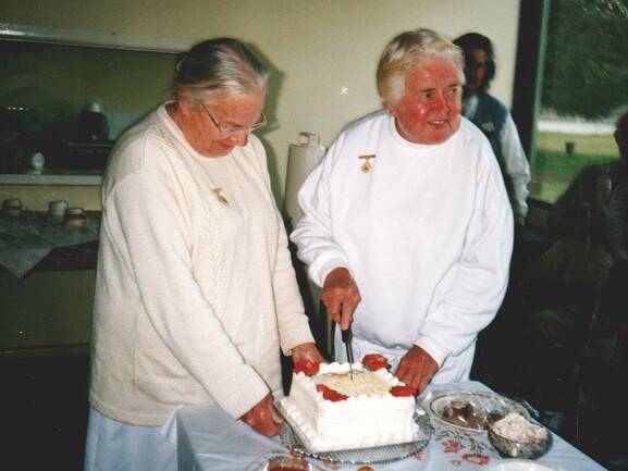 Nancy Dane and Shirley Hansen cut the club's 10th anniversary cake. 