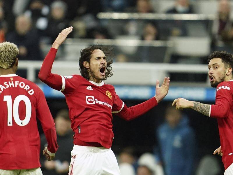 Edinson Cavani (C) salvaged a point for a disappointing Manchester United at struggling Newcastle.