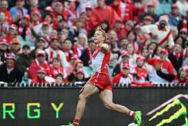 Sydney have come from behind to crush Carlton, with Isaac Heeney again pushing his Brownlow claims. (Dean Lewins/AAP PHOTOS)