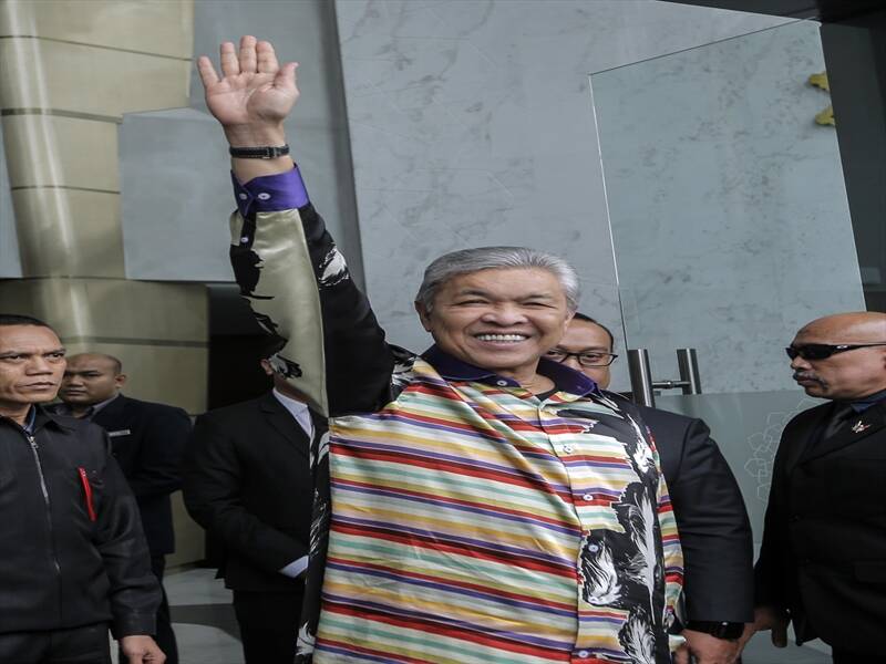 Malaysian opposition leader Ahmad Zahid Hamidi waves to media as he enters the anti-graft agency.