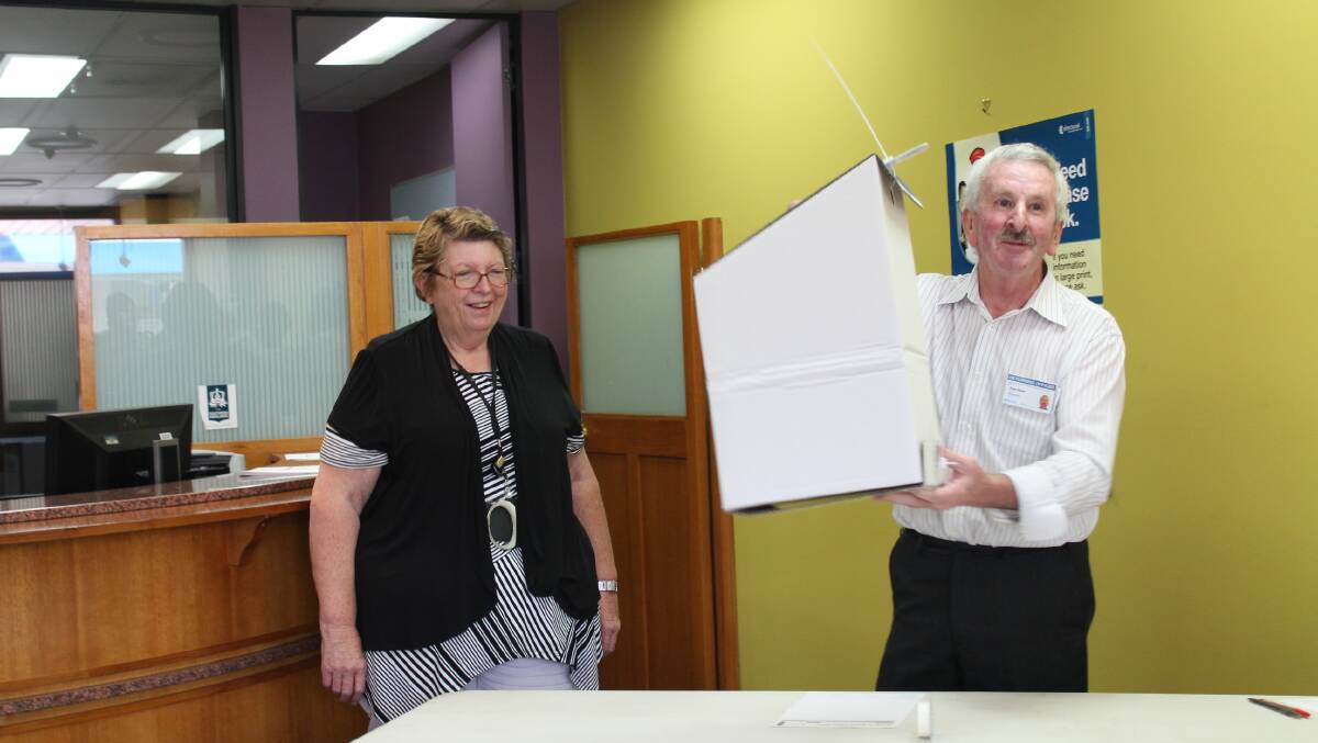 Ross Baker from the NSW Electoral Commission shakes the ballot box. Photo by Megan Drapalski